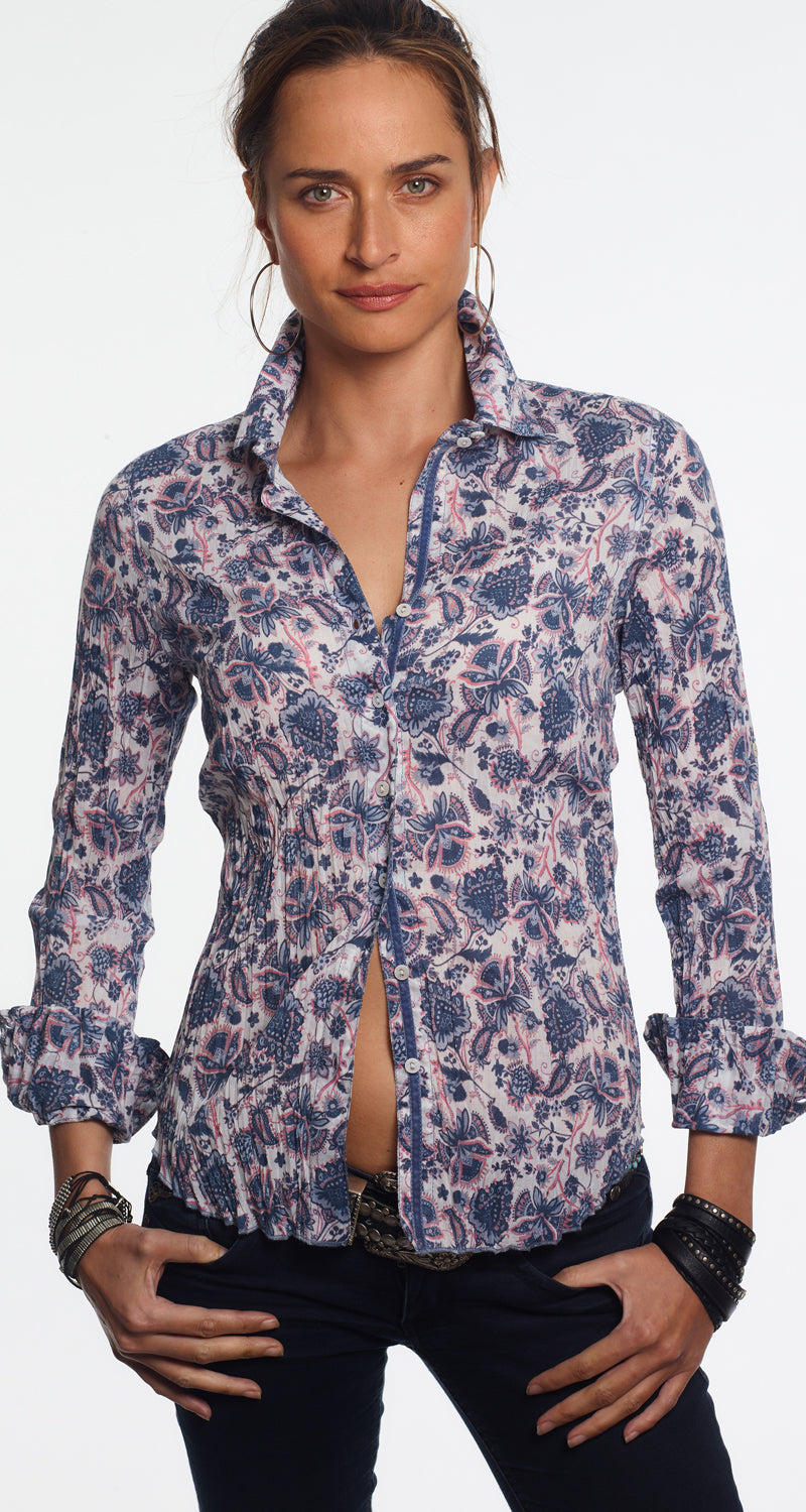 A model wears a CINO Marrakech Vintage Blue button-down Shirt